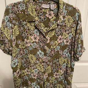 Women’s Button up shirt